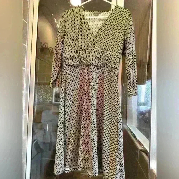 Ann Taylor Dresses & Skirts - Faux wrap dress by Ann Taylor size 8.
